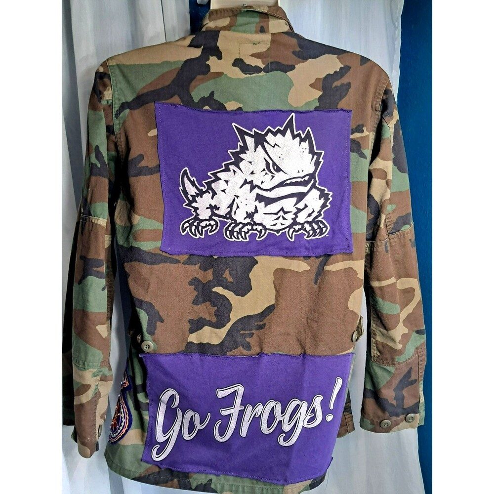 Vintage US Army Woodland Camo Jacket TCU College Patches Mens Small Womens Large - Picture 2 of 6